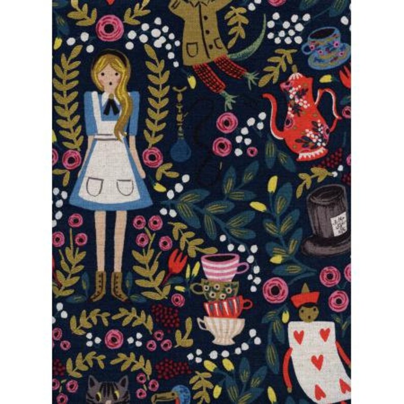 Pu&ograve; includere: Un tessuto blu scuro con un motivo fantasioso che presenta personaggi di Alice nel Paese delle Meraviglie, tra cui Alice, il Cappellaio Matto e la Regina di Cuori. Il motivo include anche tazze da t&egrave;, fiori e altri elementi fantasiosi.