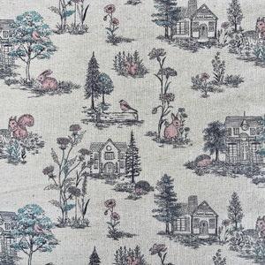 Peut inclure: Un tissu beige avec un motif r&eacute;p&eacute;t&eacute; de maisons, d'arbres, d'oiseaux, de lapins et d'&eacute;cureuils. Les maisons sont noires et blanches avec un toit gris clair. Les arbres sont verts et bruns. Les oiseaux sont noirs et blancs. Les lapins sont roses. Les &eacute;cureuils sont bruns.