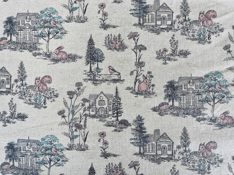 Peut inclure: Un tissu beige avec un motif r&eacute;p&eacute;t&eacute; de maisons, d'arbres, d'oiseaux, de lapins et d'&eacute;cureuils. Les maisons sont noires et blanches avec un toit gris clair. Les arbres sont verts et bruns. Les oiseaux sont noirs et blancs. Les lapins sont roses. Les &eacute;cureuils sont bruns.