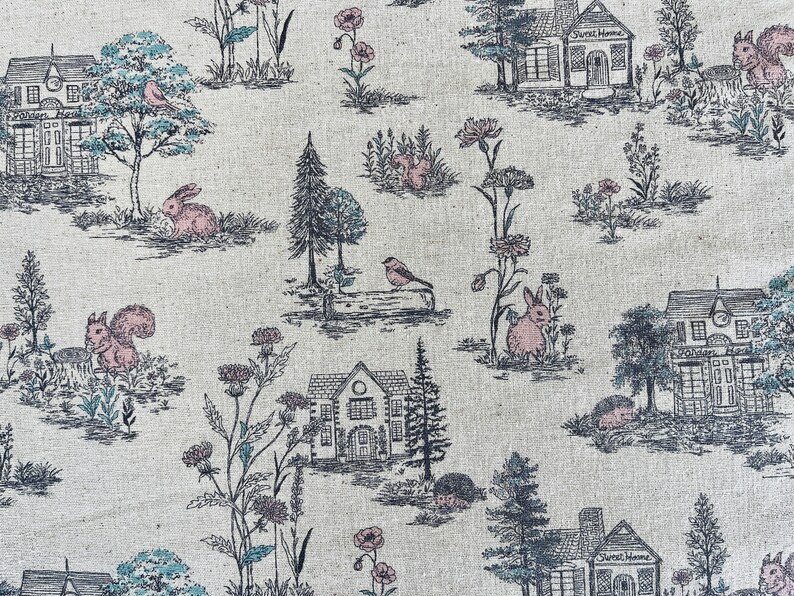 Peut inclure: Un tissu beige avec un motif r&eacute;p&eacute;t&eacute; de maisons, d'arbres, d'oiseaux, d'&eacute;cureuils, de lapins et de fleurs. Les maisons ont le texte "Sweet Home" au-dessus de la porte.