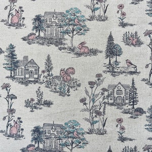 Peut inclure: Un tissu beige avec un motif r&eacute;p&eacute;titif de maisons, d'arbres, d'oiseaux, d'&eacute;cureuils et de lapins. Les maisons sont grises et blanches avec des bordures noires. Les arbres sont verts et bruns. Les oiseaux sont bleus et blancs. Les &eacute;cureuils sont bruns et blancs. Les lapins sont roses et blancs.