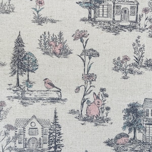 Peut inclure: Un tissu beige avec un motif r&eacute;p&eacute;t&eacute; de maisons, d'arbres, d'oiseaux, de lapins et de fleurs. Le tissu porte l'inscription "Alice's Garden Collection" imprim&eacute;e sur le c&ocirc;t&eacute; gauche.