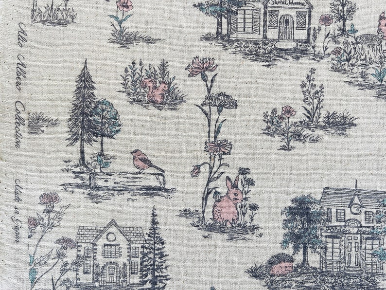 Peut inclure: Un tissu beige avec un motif r&eacute;p&eacute;t&eacute; de maisons, d'arbres, d'oiseaux, de lapins et de fleurs. Le tissu porte l'inscription "Alice's Garden Collection" imprim&eacute;e sur le c&ocirc;t&eacute; gauche.