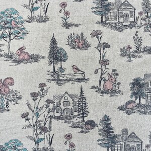 Peut inclure: Un tissu beige avec un motif r&eacute;p&eacute;t&eacute; de maisons, d'arbres, d'oiseaux, d'&eacute;cureuils, de lapins et de fleurs. Les maisons ont le texte "Sweet Home" au-dessus de la porte.