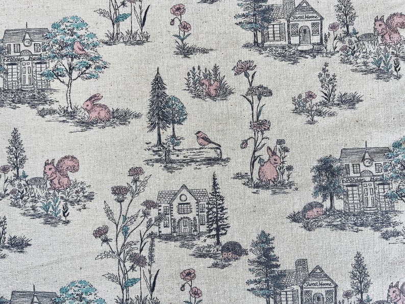 Peut inclure: Un tissu beige avec un motif r&eacute;p&eacute;t&eacute; de maisons, d'arbres, d'oiseaux, d'&eacute;cureuils, de lapins et de fleurs. Les maisons ont le texte "Sweet Home" au-dessus de la porte.