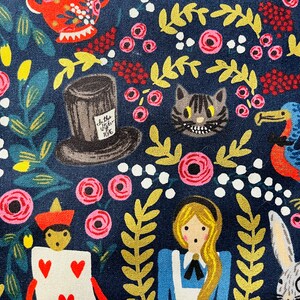 Pu&ograve; includere: Un tessuto blu scuro con un tema fantasioso di Alice nel Paese delle Meraviglie. Il tessuto presenta una variet&agrave; di personaggi e oggetti, tra cui Alice, il Cappellaio Matto, il Gatto del Cheshire, la Regina di Cuori e un dodo. Il tessuto &egrave; perfetto per progetti di artigianato, come trapunte, cuscini e borse.