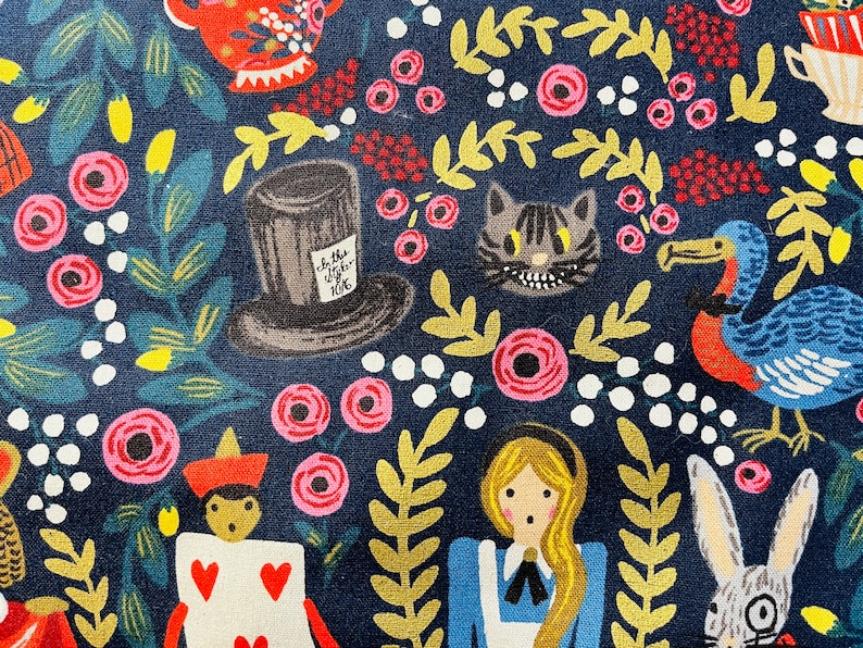 Pu&ograve; includere: Un tessuto blu scuro con un tema fantasioso di Alice nel Paese delle Meraviglie. Il tessuto presenta una variet&agrave; di personaggi e oggetti, tra cui Alice, il Cappellaio Matto, il Gatto del Cheshire, la Regina di Cuori e un dodo. Il tessuto &egrave; perfetto per progetti di artigianato, come trapunte, cuscini e borse.