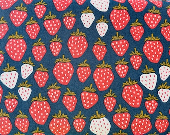 Può includere: Un tessuto con un motivo ripetuto di fragole rosse e bianche con steli verdi e dorati su sfondo blu scuro. Le fragole variano in dimensioni e sono uniformemente distanziate.