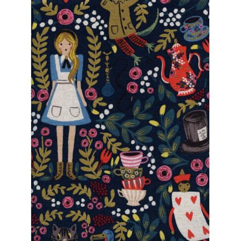 Pu&ograve; includere: Un tessuto blu scuro con un motivo fantasioso che presenta personaggi di Alice nel Paese delle Meraviglie, tra cui Alice, il Cappellaio Matto e la Regina di Cuori. Il motivo include anche tazze da t&egrave;, fiori e altri elementi fantasiosi.