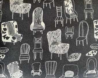 Op de afbeelding: Een zwart-witte stof met een herhalend patroon van stoelen. De stoelen zijn op een eenvoudige, gestileerde manier getekend en hebben verschillende vormen en maten. Sommige stoelen hebben een bloemenpatroon.