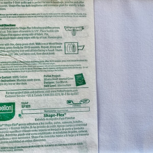 Puede incluir: Una etiqueta verde y blanca con instrucciones para usar la entretela fusible Pellon Shape-Flex. La etiqueta incluye el logotipo de Pellon, el nombre del producto y las instrucciones de cuidado. La etiqueta también incluye una idea de proyecto Pellon para una cubierta de diario.