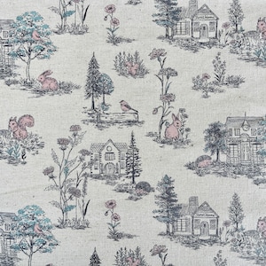 Peut inclure: Un tissu beige avec un motif r&eacute;p&eacute;t&eacute; de maisons, d'arbres, d'oiseaux, de lapins et d'&eacute;cureuils. Les maisons sont noires et blanches avec un toit brun clair. Les arbres sont verts et bruns. Les oiseaux sont noirs et blancs. Les lapins sont roses. Les &eacute;cureuils sont bruns.