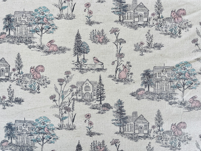 Peut inclure: Un tissu beige avec un motif r&eacute;p&eacute;t&eacute; de maisons, d'arbres, d'oiseaux, de lapins et d'&eacute;cureuils. Les maisons sont noires et blanches avec un toit brun clair. Les arbres sont verts et bruns. Les oiseaux sont noirs et blancs. Les lapins sont roses. Les &eacute;cureuils sont bruns.