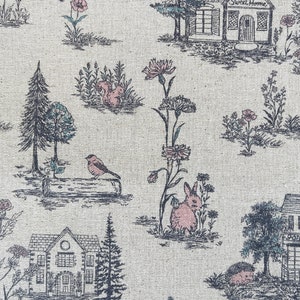 Peut inclure: Un tissu beige avec un motif r&eacute;p&eacute;t&eacute; de maisons, d'arbres, d'oiseaux, de lapins et de fleurs. Le tissu porte l'inscription "Alice's Garden Collection" imprim&eacute;e sur le c&ocirc;t&eacute; gauche.