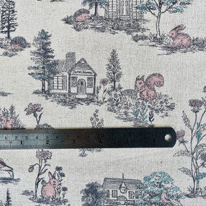 Peut inclure: Un tissu beige avec un motif r&eacute;p&eacute;t&eacute; de maisons, d'arbres, d'&eacute;cureuils, de lapins et de fleurs. Les maisons sont en noir et blanc avec le texte "Sweet Home" sur l'une des maisons. Le tissu a une texture de lin subtile.