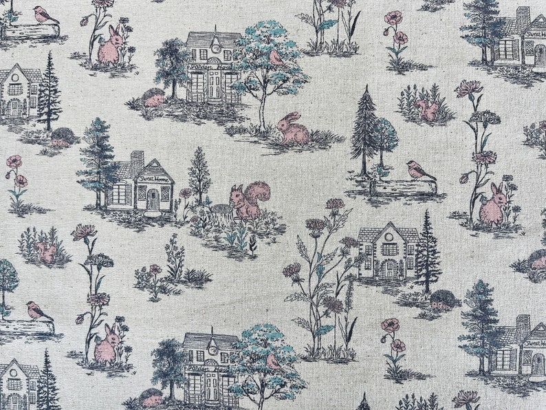 Peut inclure: Un tissu beige avec un motif r&eacute;p&eacute;titif de maisons, d'arbres, d'oiseaux, d'&eacute;cureuils et de lapins. Les maisons sont grises et blanches avec des bordures noires. Les arbres sont verts et bruns. Les oiseaux sont bleus et blancs. Les &eacute;cureuils sont bruns et blancs. Les lapins sont roses et blancs.
