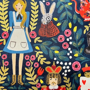 Pu&ograve; includere: Un tessuto blu scuro con un tema fantasioso di Alice nel Paese delle Meraviglie. Il tessuto presenta illustrazioni di Alice, il Cappellaio Matto, la Regina di Cuori, un coniglio bianco e vari elementi floreali. Il tessuto &egrave; perfetto per progetti di artigianato, quilting e arredamento della casa.