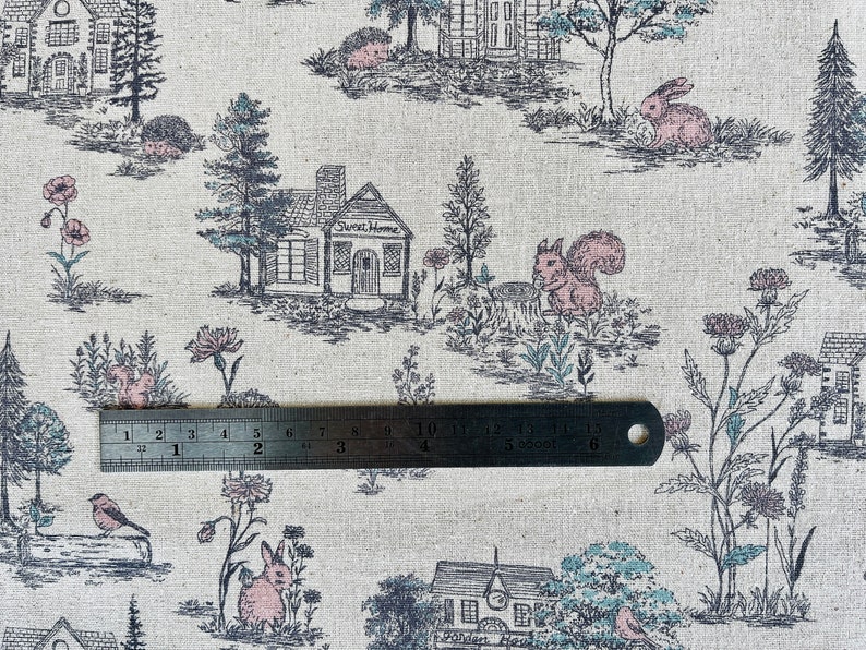 Peut inclure: Un tissu beige avec un motif r&eacute;p&eacute;t&eacute; de maisons, d'arbres, d'&eacute;cureuils, de lapins et de fleurs. Le tissu a une texture subtile et une sensation l&eacute;g&egrave;re et a&eacute;r&eacute;e. Le motif est dans des tons de gris, rose et vert.