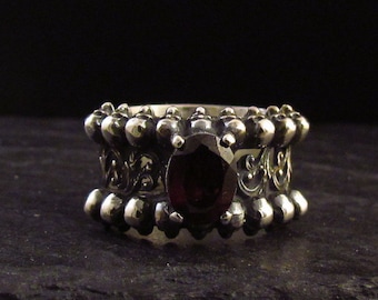 SKULL RING GARNET