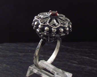 SKULL RING GARNET