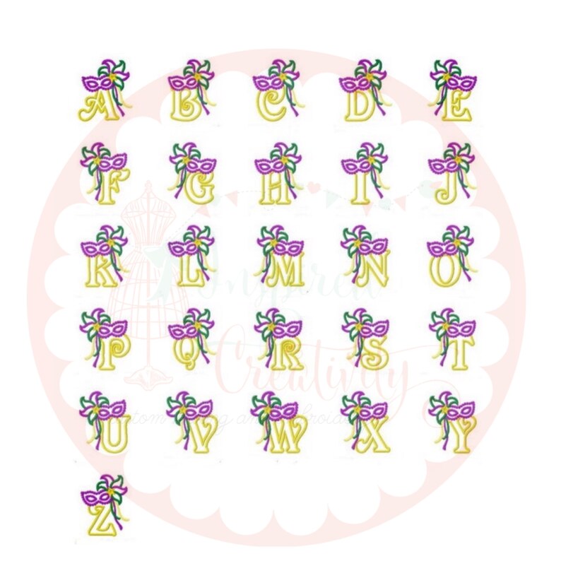 Puede incluir: Un conjunto de letras doradas de la A a la Z, cada una adornada con una m&aacute;scara de Mardi Gras morada y verde y elementos decorativos. Las letras est&aacute;n dispuestas en filas y columnas sobre un fondo blanco.