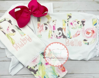 Bata de bebé con apliques personalizados: traje floral con monograma