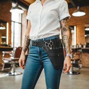 Pode incluir: Um conjunto de tr&ecirc;s canecas de cer&acirc;mica com acabamento manchado e fosco. Cada caneca apresenta uma cor diferente: azul claro, creme e cinza. As canecas t&ecirc;m um design simples e moderno e uma al&ccedil;a confort&aacute;vel.