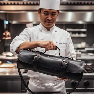 パーソナライズされたブラックフルグレインレザーシェフナイフロール：8スロットトラベルケース。スペイン製ハンドメイド