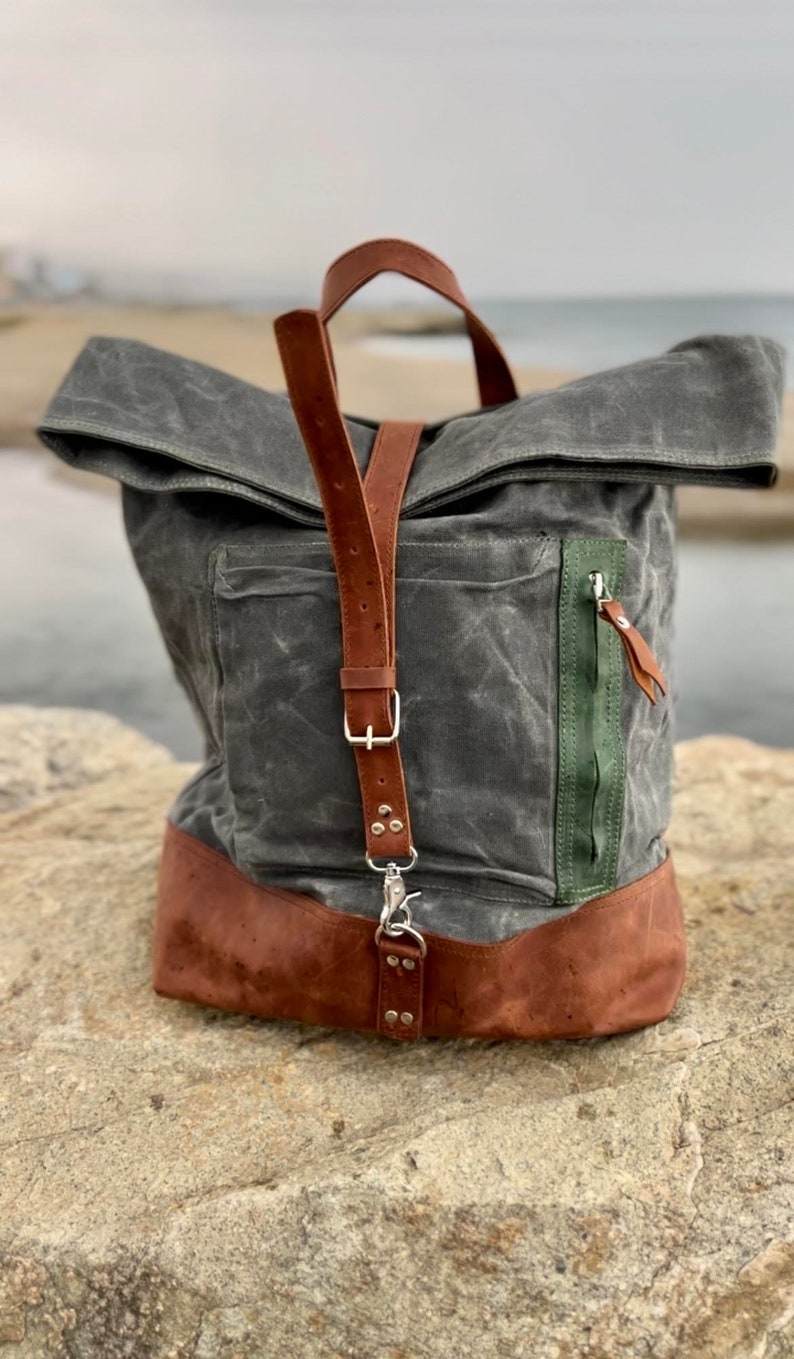 Sac à dos imperméable de voyage de randonnée en cuir de toile cirée pour un ordinateur portable de 15 pouces, sac à dos robuste durable pour hommes et femmes Gray