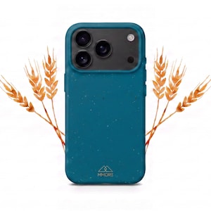Puede incluir: Una funda de smartphone color azul cerceta con textura moteada y un pequeño logotipo blanco en la parte inferior. La funda presenta un recorte rectangular para la cámara con tres lentes circulares y un flash. Seis espigas de trigo dorado se disponen detrás.