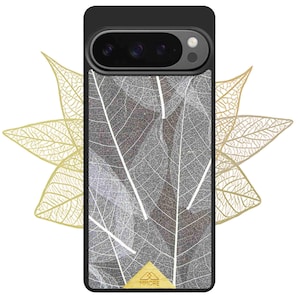 Könnte beinhalten: Schwarze Handyhülle mit einem grauen Blattskelett-Design. Die Hülle hat eine schwarze Kameraleiste und ein goldenes Logo unten. Der Hintergrund zeigt goldfarbene, blattförmige Designs.