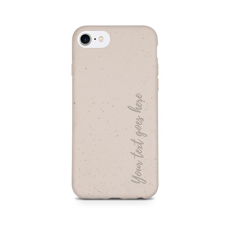 Puede incluir: Una funda de tel&eacute;fono beige con textura moteada y el texto "Your text goes here" en gris claro.