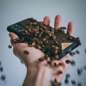 Custodia per telefono in veri chicchi di caffè / Caffè pressato biologico, ecologico, sostenibile / iPhone, Samsung, Google Pixel / Spedizione GRATUITA in tutto il mondo