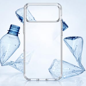 Op de afbeelding: Een helder, transparant beschermend telefoonhoesje met een rechthoekige uitsparing voor de camera aan de bovenkant, centraal geplaatst voor verschillende verpletterde, lichtblauwe plastic waterflessen die rond het hoesje zijn gerangschikt.