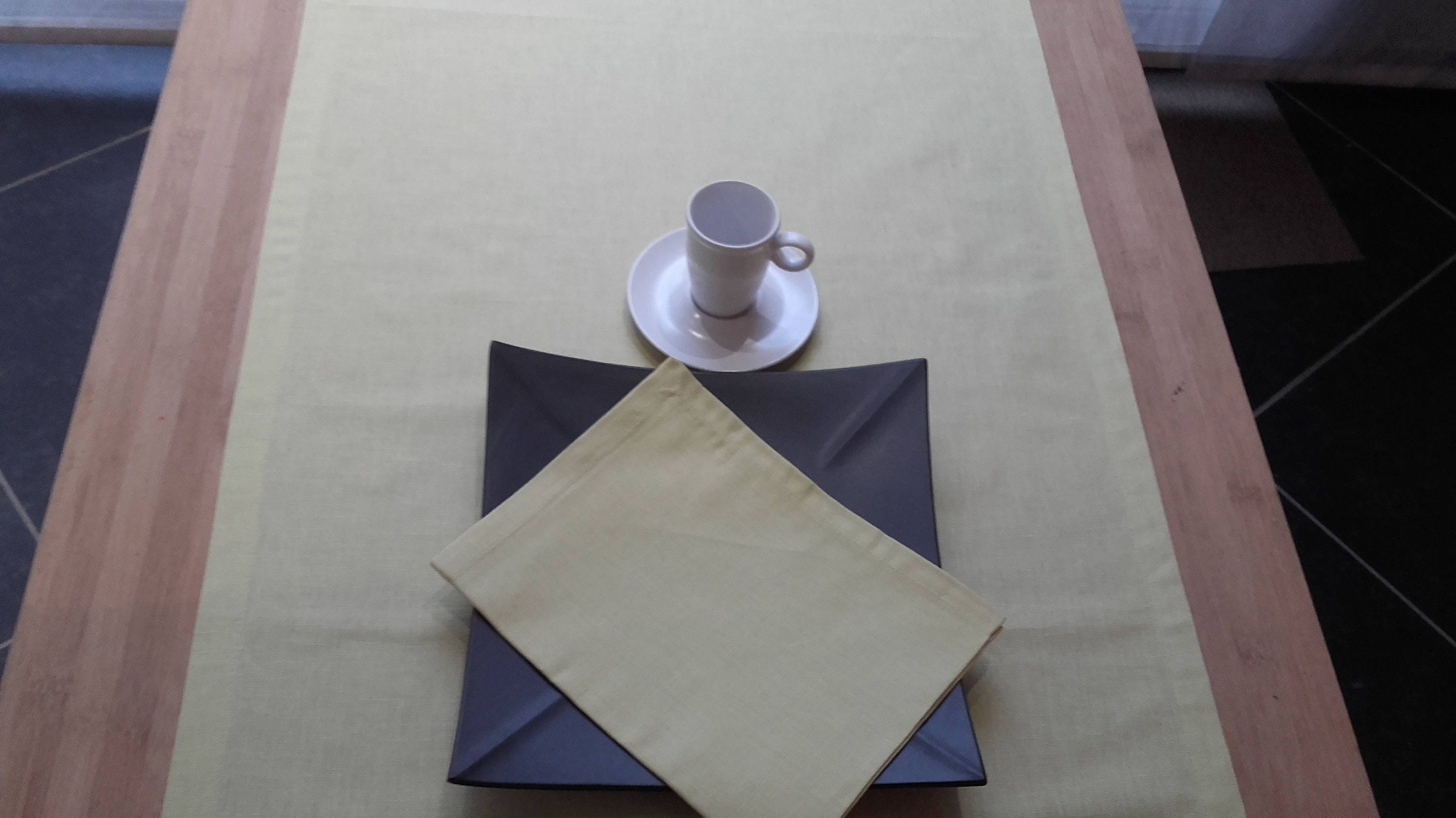 Chemin de Table Tilleul 1M80 + 6 Serviettes Assorties, 100% Lin