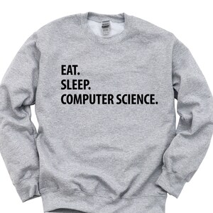 Op de afbeelding: Grijs sweatshirt met de tekst "EAT. SLEEP. COMPUTER SCIENCE." in zwart gedrukt.