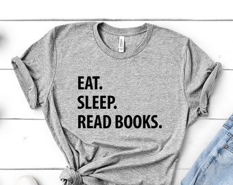 Könnte beinhalten: Ein graues T-Shirt mit dem Text "EAT. SLEEP. READ BOOKS." in Schwarz gedruckt.