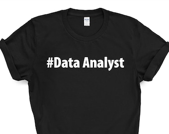 Op de afbeelding: Zwart T-shirt met witte tekst die "#Data Analyst" zegt.