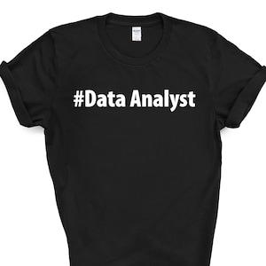 以下が含まれることがあります： 黒いTシャツに白い文字で「#Data Analyst」と書かれています。