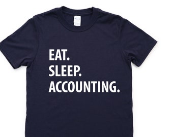 Könnte beinhalten: Ein marineblaues T-Shirt mit weißem Text, der "EAT. SLEEP. ACCOUNTING." lautet.