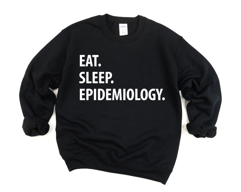 K&ouml;nnte beinhalten: Schwarzer Pullover mit wei&szlig;em Text, der "Essen. Schlafen. Epidemiologie." lautet.