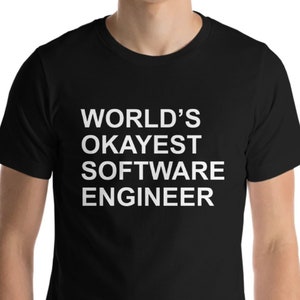 Könnte beinhalten: Schwarzes T-Shirt mit weißem Text, der "WORLD'S OKAYEST SOFTWARE ENGINEER" lautet
