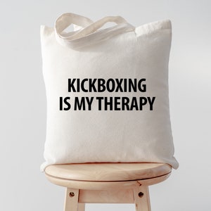 Kickboxen Tasche, Kickboxen ist meine Therapie Tote Bag | Lange Henkel taschen - 1280