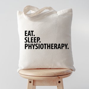Può includere: Una borsa di tela bianca con testo nero che dice "EAT. SLEEP. PHYSIOTHERAPY."