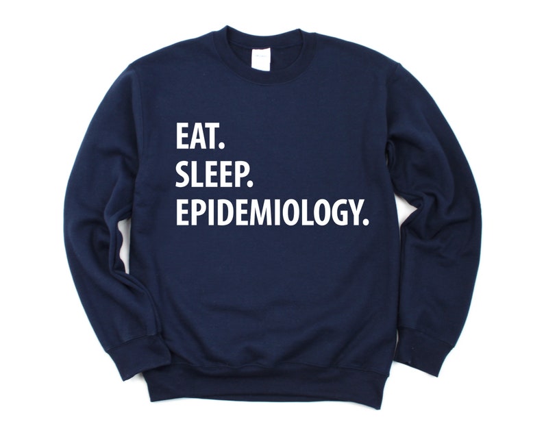 K&ouml;nnte beinhalten: Marineblauer Sweatshirt mit wei&szlig;em Text, der "Essen. Schlafen. Epidemiologie." lautet.