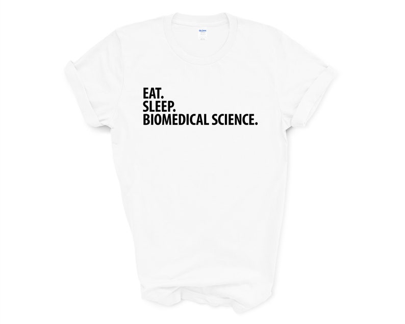 Puede incluir: Camiseta blanca con texto negro que dice "Comer. Dormir. Ciencia biom&eacute;dica."