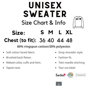 K&ouml;nnte beinhalten: Gr&ouml;&szlig;entabelle f&uuml;r einen Unisex-Pullover mit Brustma&szlig;en in Zoll f&uuml;r die Gr&ouml;&szlig;en S, M, L und XL. Der Pullover besteht aus 80 % Ringspinn-Baumwolle und 20 % Polyester. Zu den Merkmalen geh&ouml;ren ein weiches, mit Baumwolle gef&uuml;ttertes Material, ein geb&uuml;rstetes R&uuml;ckenfleece, ein gerippter Kragen, B&uuml;ndchen und Saum, ein abgeklebter Kragen, ein Fallschulter-Stil, eine modische Passform, eine Zwillingsnadel-Naht und ein herausrei&szlig;bares Etikett.