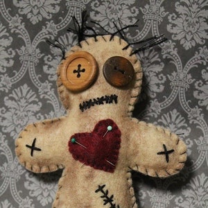 Voo Doo Doll-Grungy voodoo doll-Voodoo plush-Handmade felt creepy doll-Halloween decor-Primitive decor-Halloween wedding