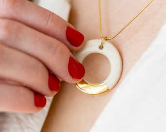 Collier cerceau en céramique, bijoux faits à la main minimalistes, collier en céramique dorée, bijoux contemporains, cadeau fait main moderne luxueux