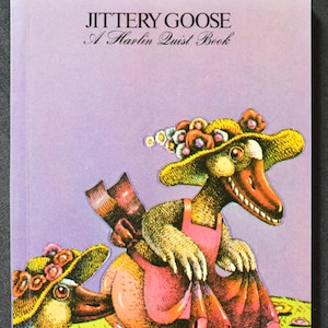 Può includere: Una copertina di libro vintage intitolata "Jittery Goose" di Harlin Quist. L'illustrazione presenta un personaggio simile a un'oca con cappello e grembiule, che cammina in un campo di fiori. La tavolozza dei colori include viola, verde, rosa e giallo.